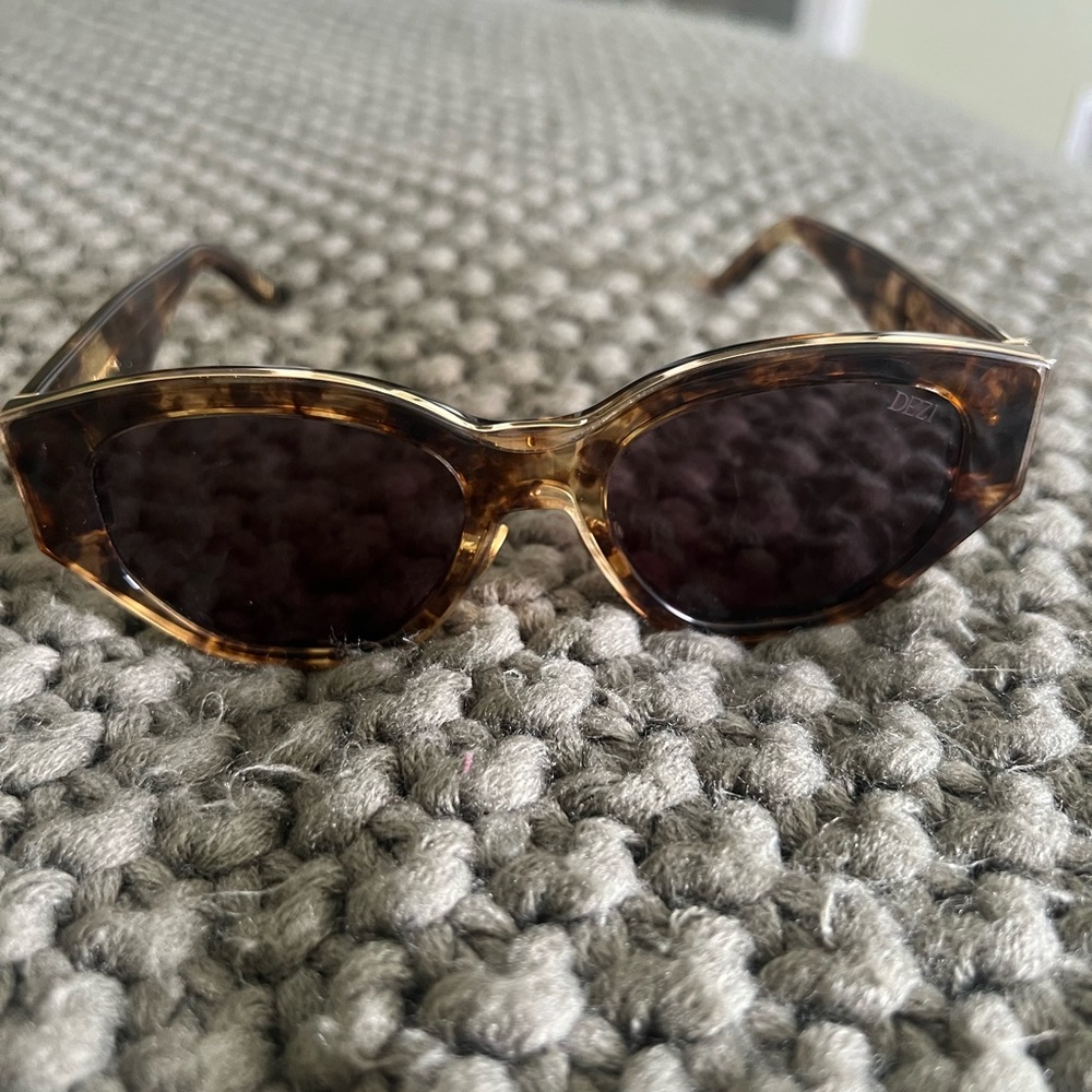 DEZI “charge it” sunglasses